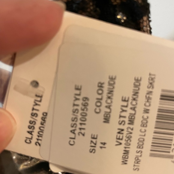 Short black dress - Picture 2 of 4